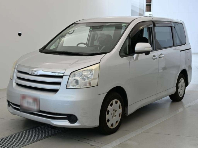 TOYOTA NOAH — фото
