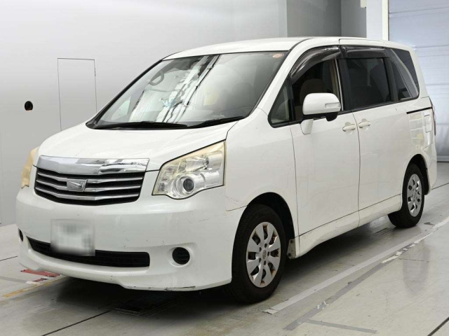 TOYOTA NOAH — фото