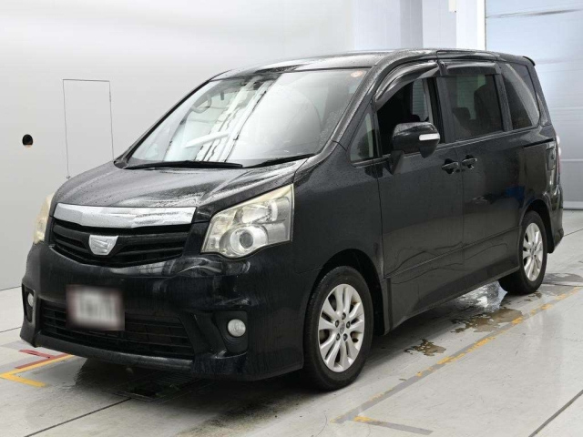 TOYOTA NOAH — фото