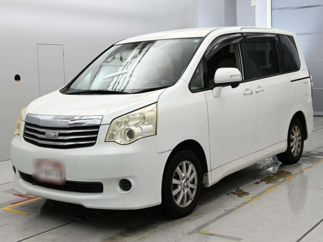 TOYOTA NOAH — фото