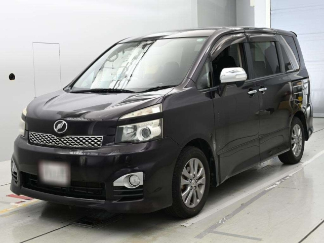TOYOTA VOXY — фото