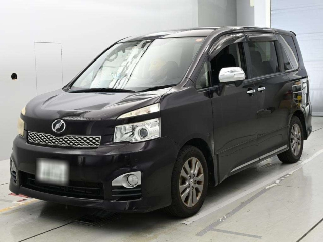 TOYOTA VOXY — фото