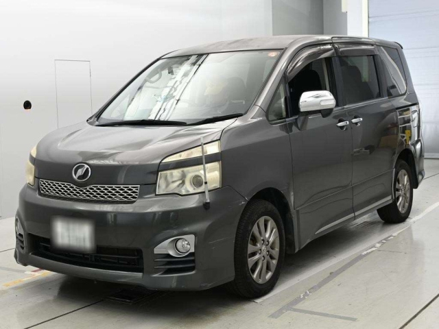 TOYOTA VOXY — фото