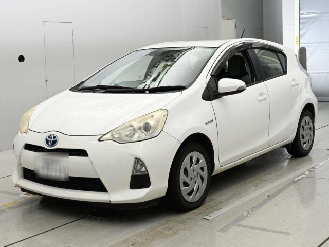 TOYOTA AQUA — фото