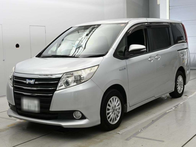 TOYOTA NOAH — фото