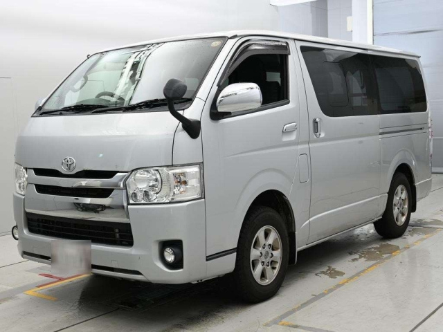 TOYOTA HIACE — фото