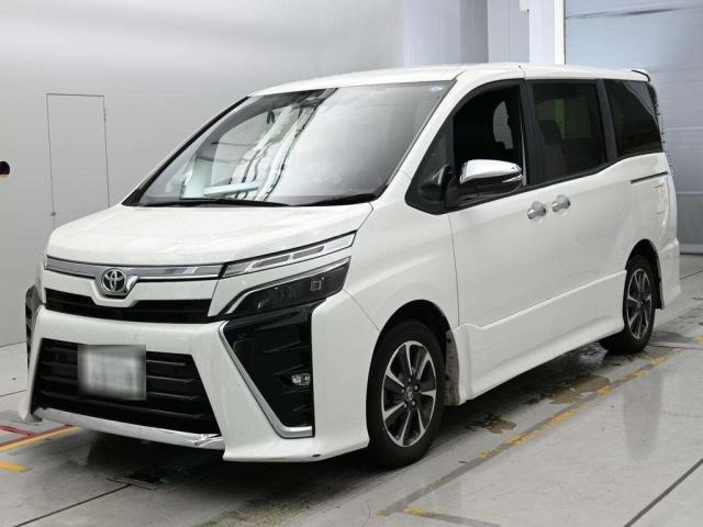 TOYOTA VOXY — фото