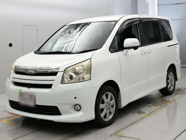 TOYOTA NOAH — фото