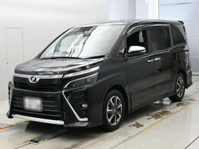 TOYOTA VOXY — фото