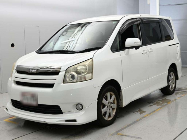 TOYOTA NOAH — фото