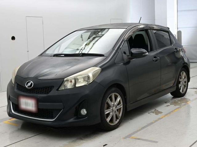 TOYOTA VITZ — фото