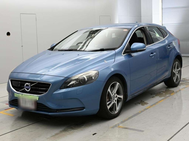 VOLVO V40 — фото
