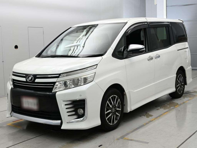 TOYOTA VOXY — фото