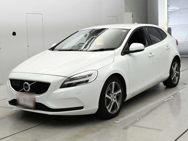VOLVO V40 — фото