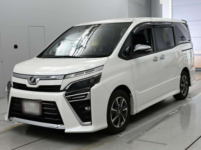 TOYOTA VOXY — фото