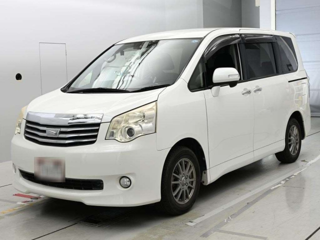 TOYOTA NOAH — фото