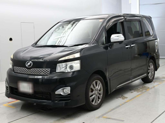 TOYOTA VOXY — фото