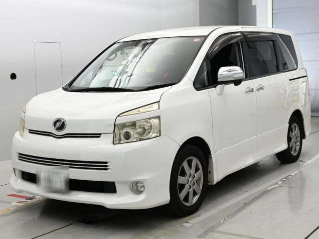 TOYOTA VOXY — фото