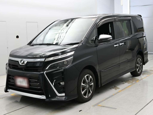 TOYOTA VOXY — фото