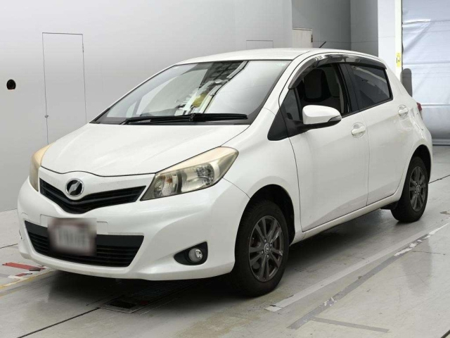 TOYOTA VITZ — фото