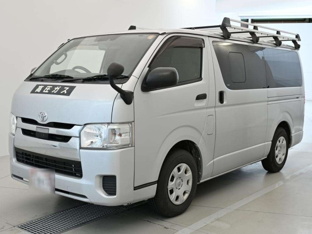 TOYOTA HIACE — фото