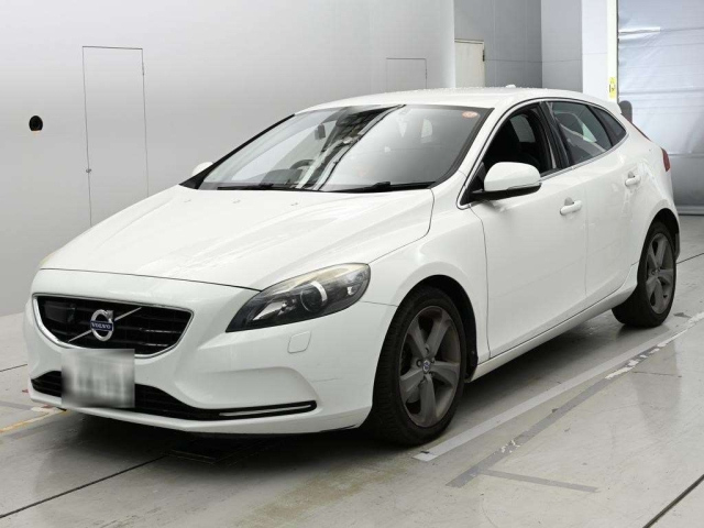 VOLVO V40 — фото