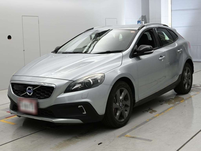 VOLVO V40 — фото