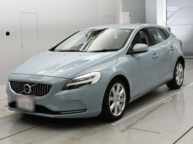 VOLVO V40 — фото