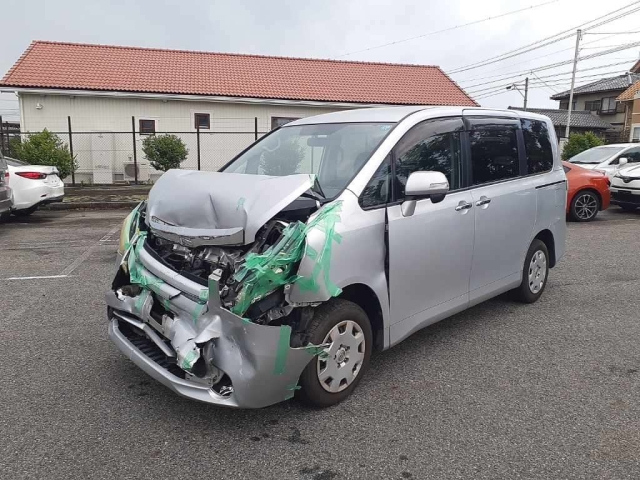 TOYOTA NOAH — фото