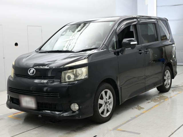 TOYOTA VOXY — фото