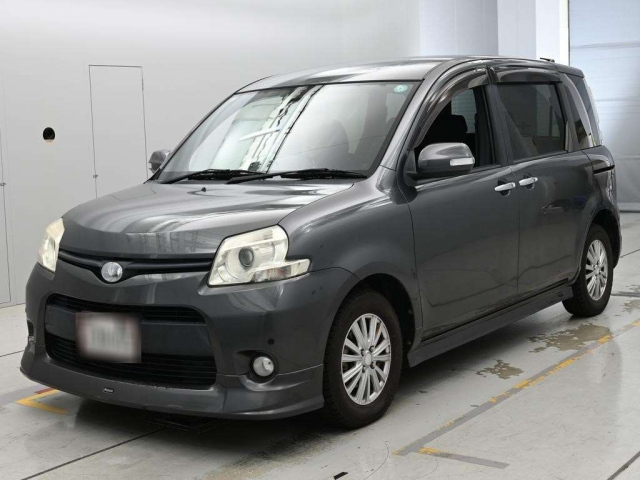 TOYOTA SIENTA — фото