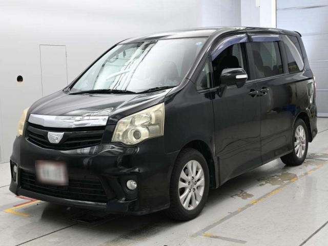 TOYOTA NOAH — фото