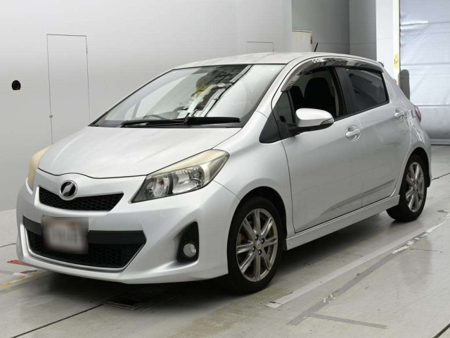 TOYOTA VITZ — фото