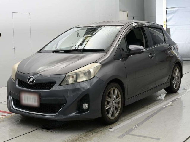 TOYOTA VITZ — фото