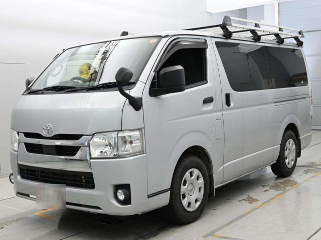 TOYOTA HIACE — фото