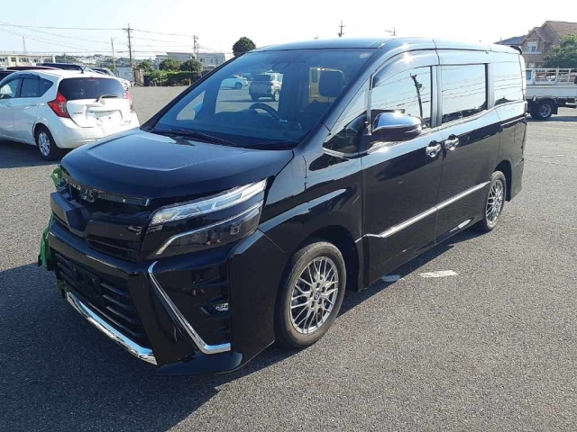 TOYOTA VOXY — фото
