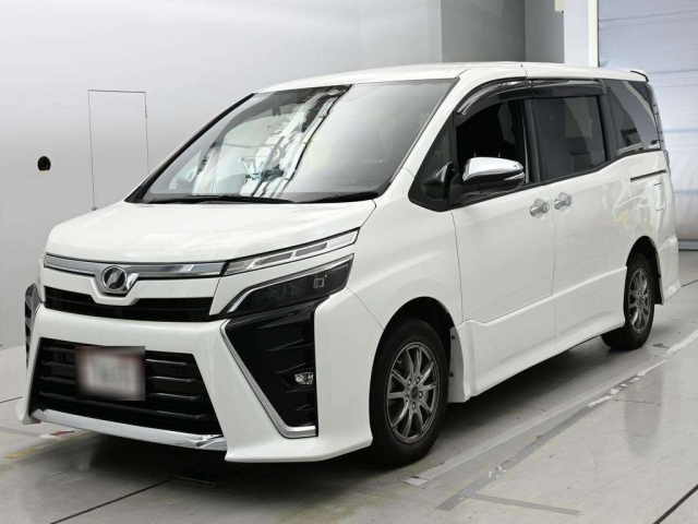 TOYOTA VOXY — фото