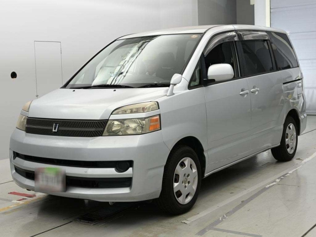 TOYOTA VOXY — фото