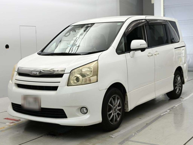 TOYOTA NOAH — фото