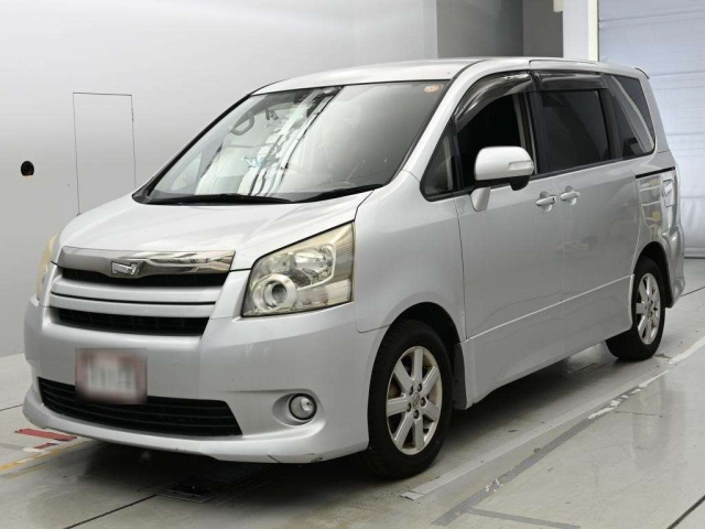TOYOTA NOAH — фото