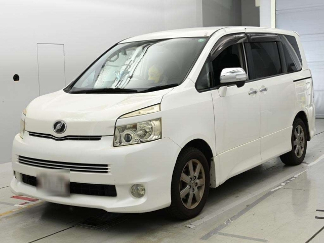 TOYOTA VOXY — фото