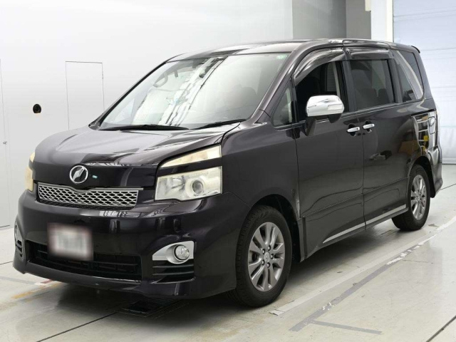 TOYOTA VOXY — фото