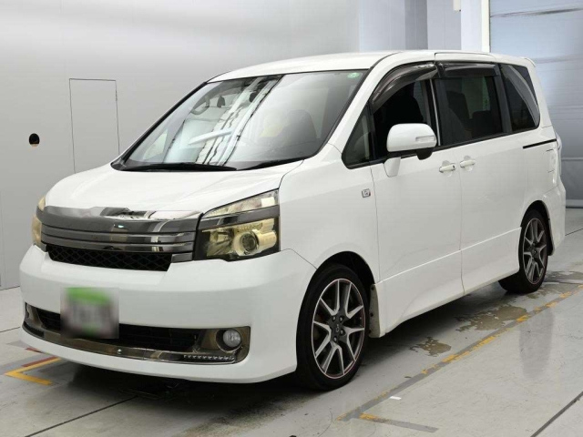 TOYOTA VOXY — фото