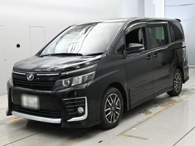 TOYOTA VOXY — фото