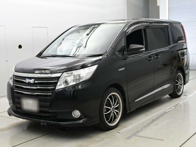 TOYOTA NOAH — фото