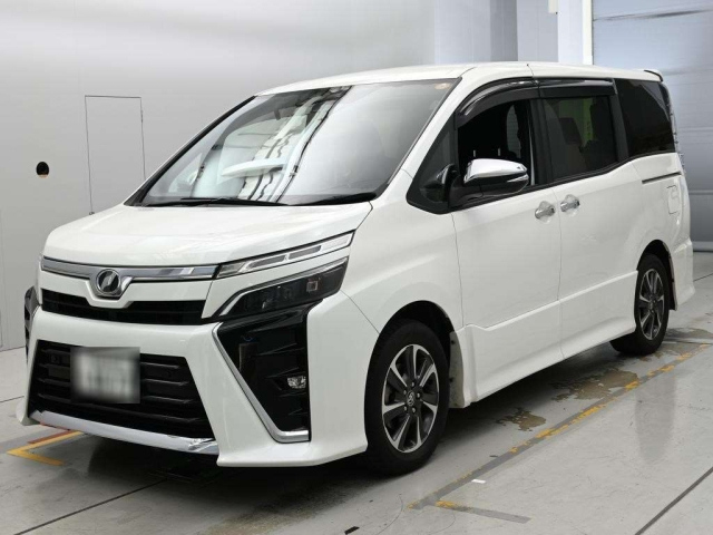 TOYOTA VOXY — фото