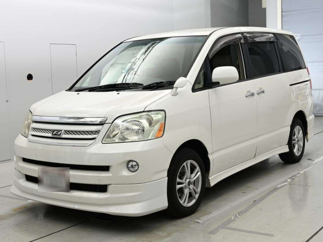 TOYOTA NOAH — фото