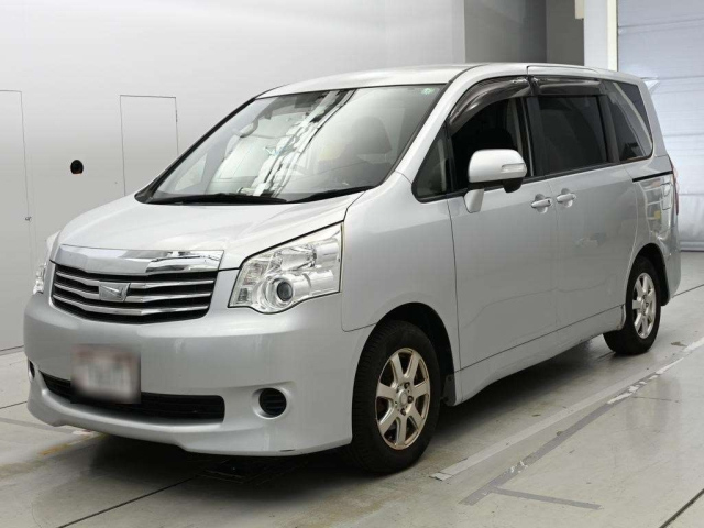TOYOTA NOAH — фото