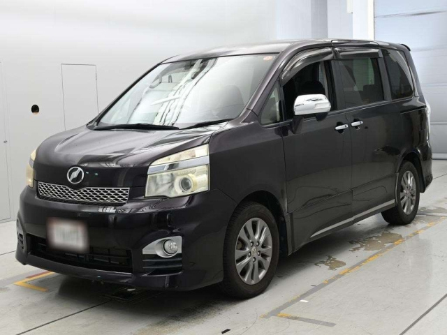 TOYOTA VOXY — фото