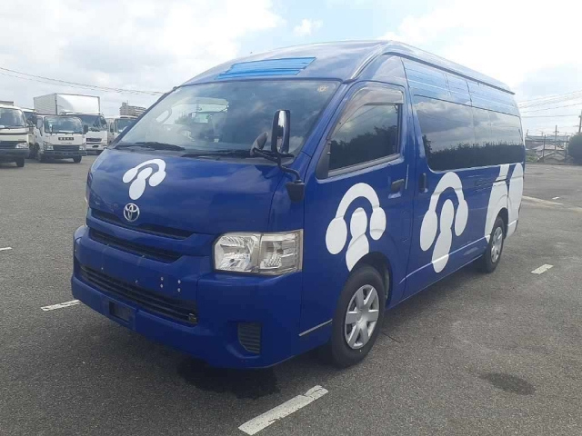 TOYOTA HIACE — фото